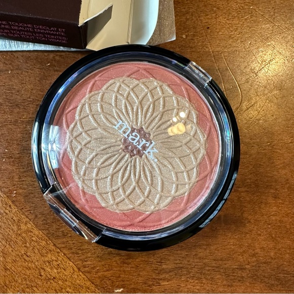 Avon Mark Exotic Beauty Face Powder Mosaics - Picture 5 of 5